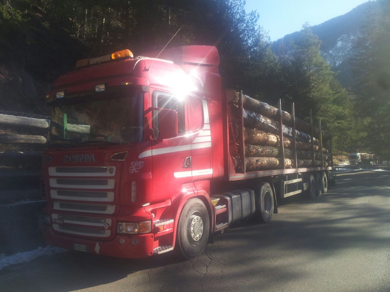 Auflieger mit Rungen für Rundholz und Massivholzplatten